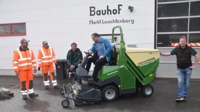 Bild: fz
Bürgermeister Anton Kappl darf nur Probe sitzen. Fahren und arbeiten werden mit dem Profihopper Robert Rieder und Alfred Kick (von links).