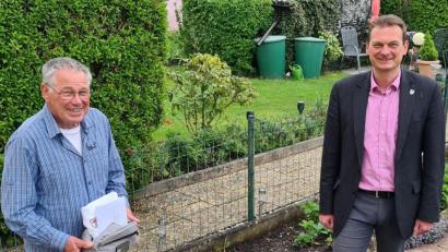 Bürgermeister Ernst Schicktanz (rechts) gratulierte Walter Hierlmeier (links), dem siebenmaligen Weltmeister im Skilanglauf und Träger der Altenstädter Bürgermedaille, zum 80. Geburtstag.