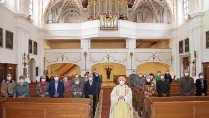 Bild: prh
13 Ehepaare aus der Pfarreiengemeinschaft St. Georg feierten verschiedene Ehejubiläen in einem Gottesdienst, den Stadtpfarrer Josef Häring in der Stadtpfarrkirche zelebrierte.