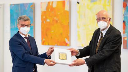 Bild:  StMWK/Matthias Balk
Bernhard M. Baron (rechts) bekommt vom bayerischen Minister für Wissenschaft und Kunst, Bernd Sibler, die Auszeichnung "Pro Meritis Scientiae et Litterarum" überreicht.
