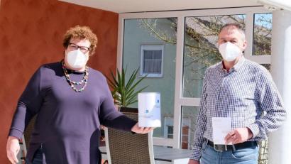 Bild: Klinikum/Wagner/exb
Helmut Wagner übergibt Karin Borchers vom Kinderpalliativteam Nordostbayern eine Spende in Höhe von 500 Euro.