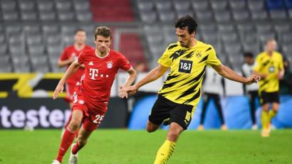Symbolbild: Sven Hoppe/dpa
Thomas Müller von München und Mats Hummels (r) von Dortmund kämpfen um den Ball.