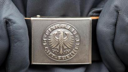 Symbolbild: Michael Reichel/dpa-Zentralbild
«Einigkeit, Recht, Freiheit» steht auf dem Koppel eines Bundeswehr-Rekruten bei einer Vereidigung: