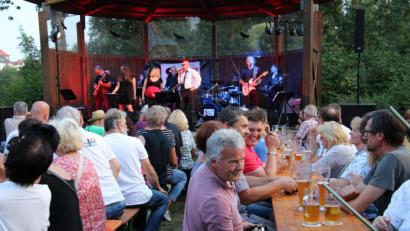 Archivbild: prh
So viele Besucher wie 2019 zur Weidener Formation "Soul-Station No. 10" werden in diesem Jahr wohl kaum zu einer Sommerserenade in die Neustädter Freizeitanlage kommen können. Doch die Hoffnung ist begründet, dass es im zweiten Coronasommer Musik an diesem schönen Platz gibt.