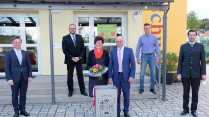 Bild: do
Coronabedingt fällt die Feier zum 25-jährigen Bürgermeisterjubiläum von Albert Nickl bescheiden aus. Vor Beginn der Gemeinderatssitzung gratulieren Landtagsabgeordneter Tobias Reiß (von links), Landrat Andreas Meier, zweiter Bürgermeister Roland Hörl und Landtagsangeordneter Stephan Oetzinger. Als Geschenk der Klostergemeinde überreicht Roland Hörl dem Ehepaar Nickl einen Feuerkorb mit eingestanztem Gemeindewappen.