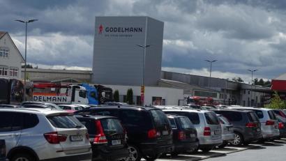 Bild: Houschka
Die von Unternehmer Bernd Godelmann geplante Gastankstelle für Schwerlastfahrzeuge kommt an einen neuen Standort. Im breiten Zufahrtsbereich zum Werk bei Högling entsteht sie jetzt auf einer Fläche, die momentan noch als Parkplatz für Firmenmitarbeiter dient.