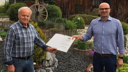 Bild: Markt Schwarzhofen
Der frühere Marktgemeinderat Hans Gürtler (links) erhielt die Kommunale Dankurkunde durch Bürgermeister Maximilian Beer überreicht.