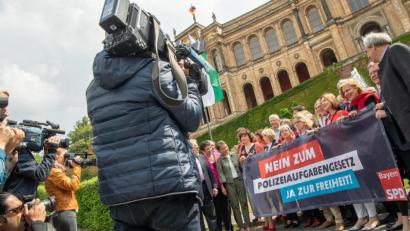 Symbolbild: Peter Kneffel
Das Polizeiaufgabengesetz bleibt umstritten.