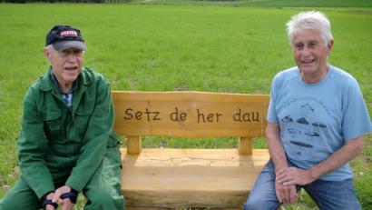 Bild: sh
Erwin Meier (links) und Heinz Gebhardt (rechts) stellen immer wieder Ruhebankerln auf, wie hier am Brinstweg am Forst hinter dem Sport- und Hundeplatz.