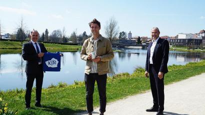 Bild: Stefan Malzer/Landkreis Tirschenreuth/exb
Landrat Roland Grillmeier (links) und Kreisjugendring-Vorsitzender Jürgen Preisinger (rechts) heißen den neuen Geschäftsführer Dominik Fischer (Mitte) im Fischhofpark in Tirschenreuth willkommen.