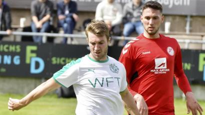 Bild: zg
Mergim Bajrami (rechts), hier im Trikot des SV Seligenporten gegen den Gebenbacher Jan Fischer, spielt in der kommenden Saison für die DJK Ammerthal.
