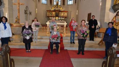 Bild: jr
Jahrzehntelange Mitglieder ehrte der Katholische Frauenbund Mitterteich bei einer Maiandacht in der Stadtpfarrkirche. Im Bild (vorne, von links) Bezirksvorsitzende Monika Sommer, Hella Fischer, Elisabeth Loske, Theresia Zeitler und Vorsitzende Stilla Schuller sowie (hinten, von links) Marga Hecht, Dora Summer, Maria Gleißner, Kaplan Daniel Schmid.