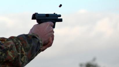 Symbolbild: Arno Burgi
Ein Reservist der Bundeswehr schießt im Rahmen der Ausbildung mit einer Pistole Heckler & Koch P8.