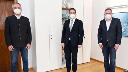 Bild: Susanne Schwab, Stadt Amberg/exb
Der neue Regierungsvizepräsident der Oberpfalz Florian Luderschmid (Mitte) zusammen mit Landtagsabgeordnetem Harald Schwartz (links) bei seinem Antrittsbesuch bei Oberbürgermeister Michael Cerny (rechts) im Amberger Rathaus.