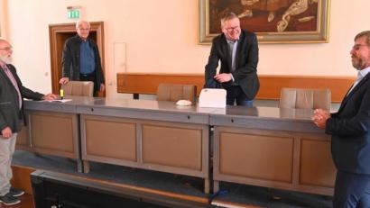 Bild: gf
Oberbürgermeister Michael Cerny (Zweiter von rechts) zog aus den zwölf Möglichkeiten fünf Vereine, die nun vom Lions-Club Amberg je 1000 Euro für ihre Jugendarbeit erhalten. Weiter mit dabei der Initiator der Aktion, Robert Jung (rechts), der Vorsitzende des Lions-Hilfswerks, Hans Rogenhofer (Zweiter von links), und Lions-Präsident Peter Seidl (links).