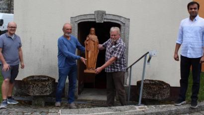 Bild: soj
Kirchenpfleger Stefan Kausler (von links), Bernd Würstl, Norbert Henschel und Pfarrer Pater Anish George vor der Kapelle in Grünlas.