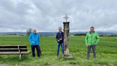 Bild: Eichl
Bürgermeister Markus Ludwig (rechts) freut sich über das erste von 13 renovierten Marterln in seiner Gemeinde. Mit im Bild der Künstler Franz Mayr (Mitte) und Alfons Barth vom Heimatverein Altenstadt/WN, der den Kontakt hergestellt hat.