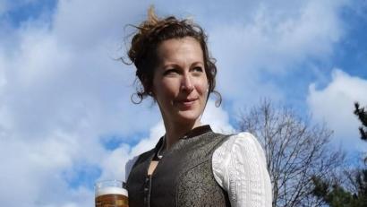 Bild: Jäger/exb
Die 31-jährige Sarah Jäger aus Schwandorf macht sich große Hoffnungen, den Titel der Bayerischen Bierkönigin zu gewinnen. Interviews, Filme und Musik dazu gibt es heute Abend im Internet zu sehen. Am Ende steht die Gewinnerin fest, die dann am Freitag in München die hoheitlichen Insignien erhält.