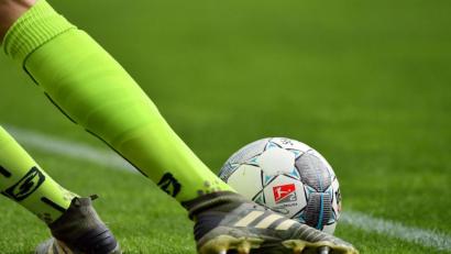 Archivbild: Sebastian Widmann/dpa
Ein Spieler tritt den Ball.