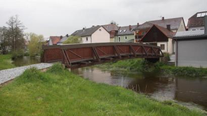 Bild: wro
Vor allem in den Wintermonaten kann es auf der Brücke an der Gemeindewiese „Droht“ gefährlich rutschig sein. Zusammen mit einer Fachfirma wurde jetzt nach einer Lösung gesucht.