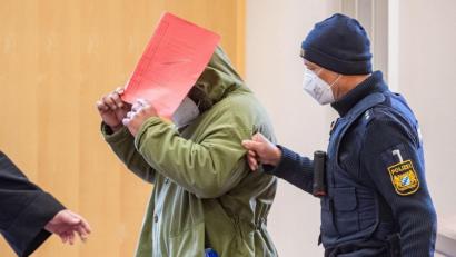 Bild: Armin Weigel/dpa
Der Angeklagte im Gerichtssaal.