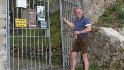 Bild: frd
Immer hereinspaziert! Manfred Senft öffnet das Burgtor zu Haus Murach.