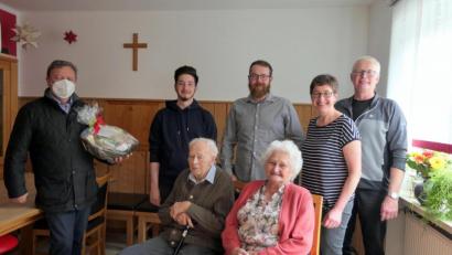 Bild: ils
Die Enkelkinder Benjamin und Michael (hinten, links), Sohn Erhard mit dessen Ehefrau Elisabeth feiern mit dem Jubelpaar Adolf und Frieda.