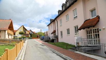 Bild: akp
Kommt das Gehsteigpflaster in der St.-Wendelin-Straße raus oder nicht? Der Bauausschuss macht sich die Entscheidung nicht leicht.