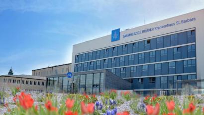 Bild: Claudia Seitz/exb
Die Lage ist entspannter geworden. Deshalb wurden die Besuchsregelungen im Krankenhaus St. Barbara gelockert.