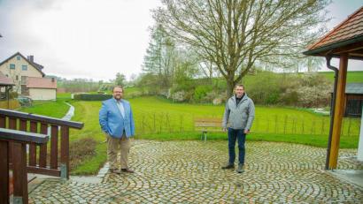 Bild: stg
Bürgermeister Hans Walter (links) und Martin Schmid, Geschäftsführer der Steinwald-Allianz, trafen sich am künftigen Dorfplatz in Reuth bei Kastl.