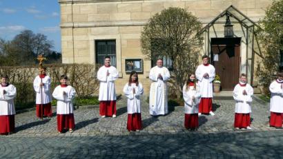 Bild: Albert Sollfrank/exb
Laurin Pinzer, Lukas Amtmann, Helena Bayer, Marlen Bayer, Lenluis Stich und Linus Scherm (vone von links) übernehmen künftig mit den Dienst am Altar. Darüber freuten sich die Oberministranten Jonas Schmidt (hinten, Zweiter von links) und Niklas Griener sowie Pfarrer Markus Bruckner (hinten von rechts).