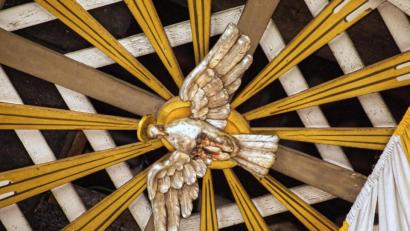 Bild: njn
Das ganze Jahr hindurch blickt der Heilige Geist in Form einer Taube im Kirchenschiff der Mariä-Himmelfahrts-Kirche auf die Gläubigen herab.