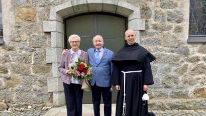 Bild: Eichl
Konrad und Anni Kraus nach dem Gottesdienst, an dem Söhne, Enkel und Urenkel teilgenommen haben; mit im Bild Pater Rafal, der die Messe gefeiert hat.
