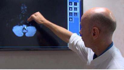 Bild: Klinikum/Dietl/exb
Dr. Frank Huber sieht sich das Bild eines Schlaganfalls an. Beim Ratgeber Gesundheit digital des Klinikums informierte der Chefarzt der Klinik für Neurologie mit seiner Kollegin Dr. Michaela Nagel über Schlaganfälle.