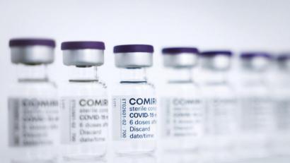 Bild: Christian Charisius
Impfstoffe von Biontech müssen für die Zweitimpfung vorgehalten werden.