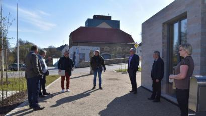 Bild: Stadt Schönsee/exb
Das sanierte Zäch-Haus in Schönsee (rechts) stand bei der Besichtigung im Mittelpunkt. Baurat Sebastian Bezold (Dritter von links) tauschte sich mit (von links) Bürgermeister Reinhard Kreuzer, VG-Geschäftsstellenleiter Matthias Jeitner, Architekt Christian Schönberger, den stellvertretenden Bürgermeistern Andreas Hopfner und Josef Fleißer und Verwaltungsmitarbeiterin Sandra Klein aus.