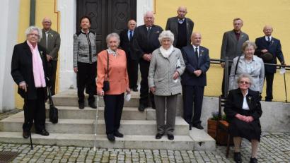 Bild: wku
13 eiserne Konfirmanden der Jahrgänge 1950 und 1951 feierten ihren Festtag mit einem Gottesdienst.