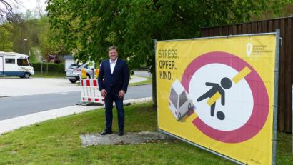 Bild: jp
Bürgermeister Stefan Braun stellt die neue Verkehrsüberwachung und das Hinweisbanner vor, das die Auto-, Motorrad und Lastwagenfahrer daran erinnert, vom Gas zu gehen.