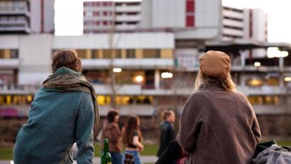 Bild: Moritz Frankenberg/dpa
Zu zweit an der frischen Luft: Mehr ging für junge Menschen lange Zeit nicht.