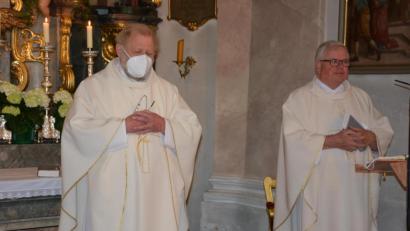 Bild: jr
Pfarrer Edgar Neidinger (rechts) aus dem badischen Bruchsal, führte bereits zum siebten Mal in Konnersreuth einen Resl-Gebetstag an. Er verband seinen Besuch mit einem Kurzurlaub. Mit am Altar stand Pfarrseelsorger Pater Benedikt Leitmayr.