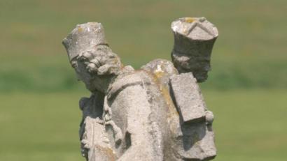 Bild: Gerhard Götz
Der doppelte Nepomuk soll umziehen:Von der grünen Wiese am Ortsrand rückt er vor ins Zentrum von Schönsee und soll künftig unmittelbar neben dem Centrum Bavaria Bohemia vor dem Zäch-Anwesen über die bayerisch-böhmischen Beziehungen wachen.