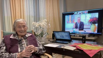 Bild: Carsten-Armin Jakimowicz, Caritas-Seniorenheim Friedlandstraße
Elisabeth Strobel sitzt im Seniorenheim und chattet anlässlich ihres 103. Geburtstags mit Michael Cerny in einer Videokonferenz: Virtuell stoßen der Oberbürgermeister und Ambergs älteste Bürgerin an.