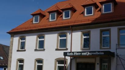 Bild: rn
Als neuer Eigentümer schuf das Katholische Wohnungsbau- und Siedlungswerk in der ehemaligen Schule in Eschenbach 15 neue Wohnungen zu 40 bis 90 Quadratmeter. Die Wohnanlage trägt noch den früheren Namen "Katholisches Pfarr- und Jugendheim".