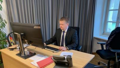 Bild: jus
Thomas Gesche sitzt an seinem Schreibtisch im Rathaus. Der alte Bildschirm wurde durch einen größeren ersetzt.