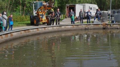 Bild: br
Taucher Finn Radau (Bildmitte) hat wieder festen Boden unter den Füßen. Bei einem Ortstermin informierten sich Mitglieder des Gemeinderates und Bürgermeister Peter König (Zweiter von rechts) über den Tauchereinsatz in der Kläranlage. Mit im Bild Klärwärter Markus Schraml (Dritter von rechts).