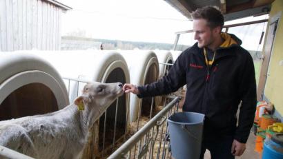 Bild: kaz
Lukas Haberkorn ist Landwirt aus Leidenschaft. Um das Image der Landwirtschaft aufzupolieren, rückt Lukas seine Arbeit auf Instagram in ein neues Licht.