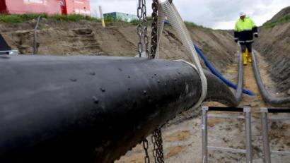 Symbolbild: Carsten Rehder/dpa
Noch gibt es keine Gleichstrom-Erdkabel des Süd-Ost-Links durch den Landkreis Tirschenreuth. Das Bild zeigt Arbeiten an der Stromtrasse Nord-Link bei Büsum.