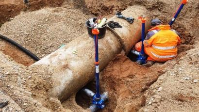 Bild: jp
Die Wasserkooperation Pettenhofener Gruppe, Kastl, Alfeld und Traunfeld versorgt insgesamt 2474 Haushalte und damit fast 7000 Menschen mit Wasser. Das Verlegen von Wasserleitungen und Hausanschlüsse bei Bauvorhaben gestaltet sich dabei teilweise recht knifflig.