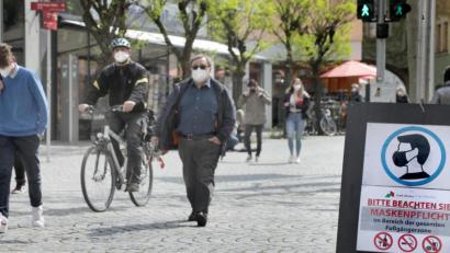 Bild: Wolfgang Steinbacher
Fußgänger und Radfahrer müssen in der Weidener Fußgängerzone nach wie vor Mund-Nase-Bedeckung tragen. In der nächsten Allgemeinverfügung, die Ende der Woche veröffentlich werden soll, könnte in dieser Hinsicht aber mit Lockerungen zu rechnen sein, lässt Stadt-Pressesprecher Norbert Schmieglitz durchblicken.