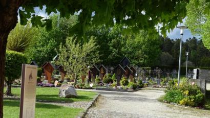 Bild: Houschka
Seit 15 Jahren sind die Friedhofsgebühren in Fensterbach nicht angehoben worden. Nun steht die Gemeinde vor der schwierigen Aufgabe, den Bürgern klar zu machen, dass massive Erhöhungen unumgänglich sind. Die Rechnungsprüfung hat das angemahnt.